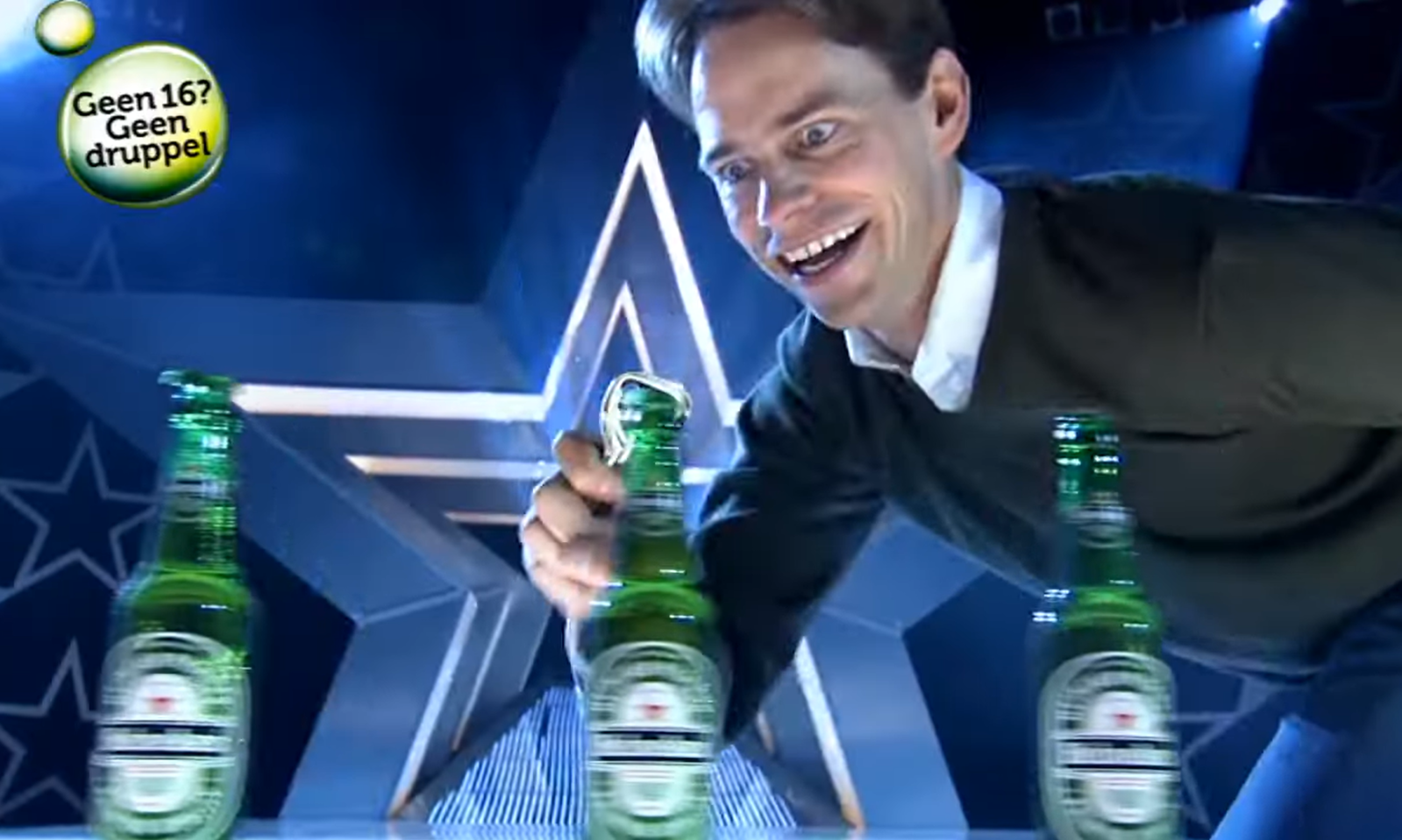 Man opent een Heineken-bierfles met een glimlach op zijn gezicht.