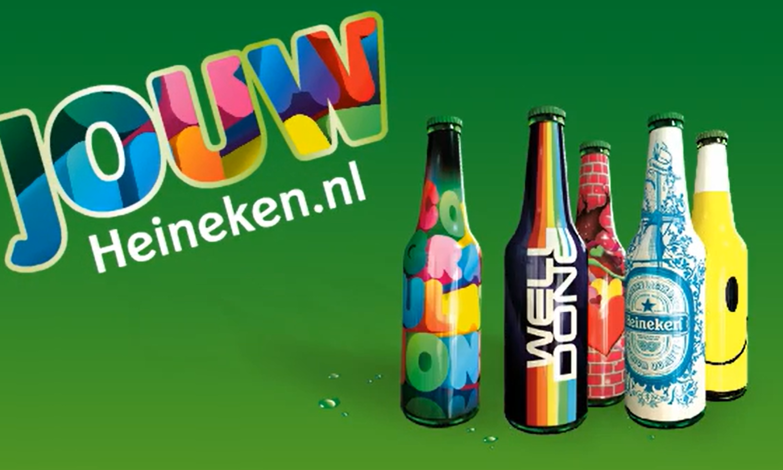 Vijf kleurrijke Heineken bierflessen met unieke ontwerpen tegen een groene achtergrond
