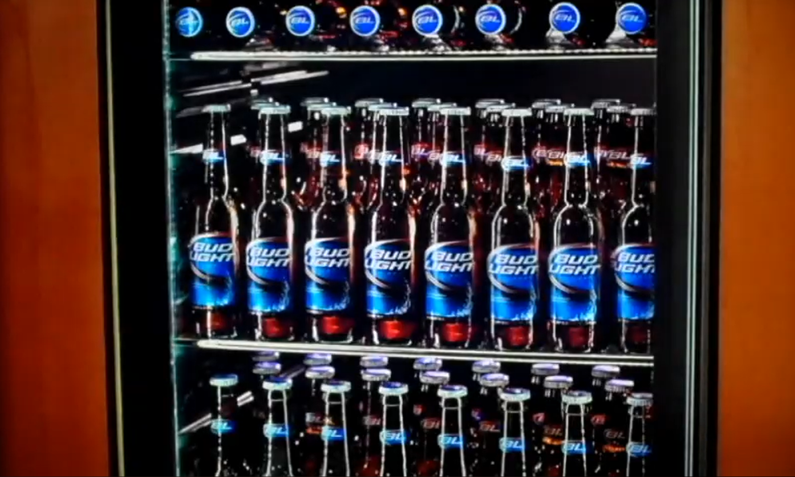 Een open koelkast gevuld met meerdere flessen Bud Light bier.