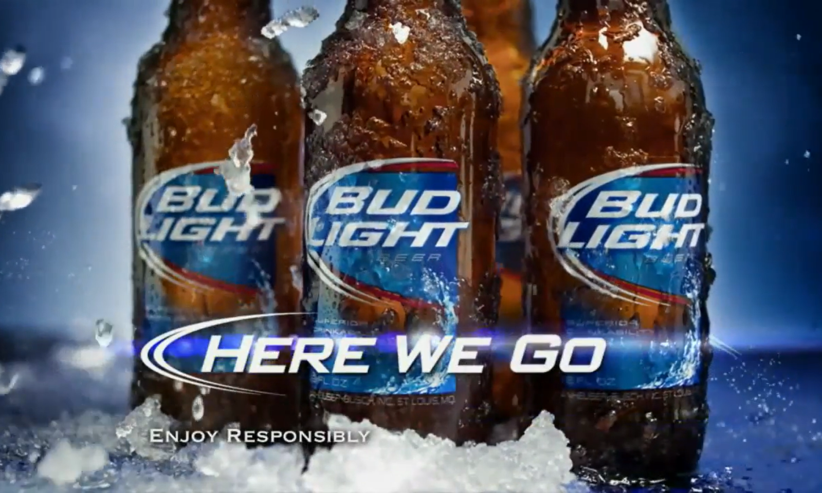 Close-up van Bud Light bierflesjes met ijs en de tekst 'Here We Go'.