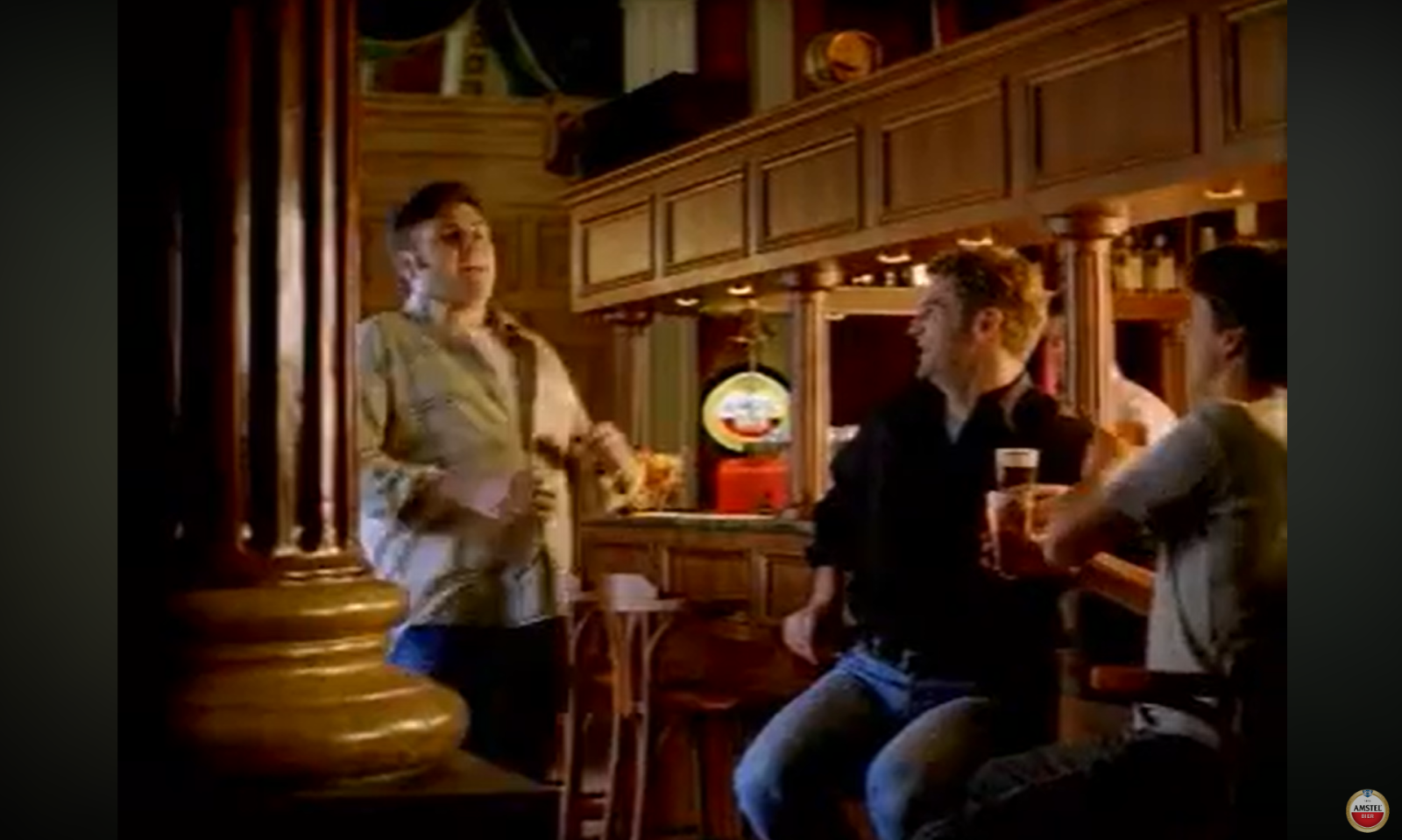 Mensen genieten van een drankje in een traditionele bar met houten inrichting.