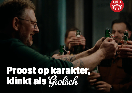 Mensen proosten met Grolsch bier in een gezellige sfeer.