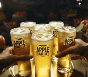 Apple Bandit appel cider in glazen met ijs