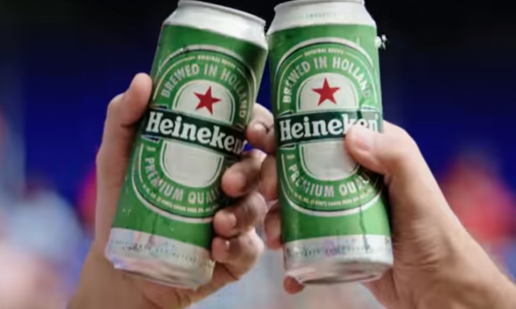 Proosten met Heineken in het stadion