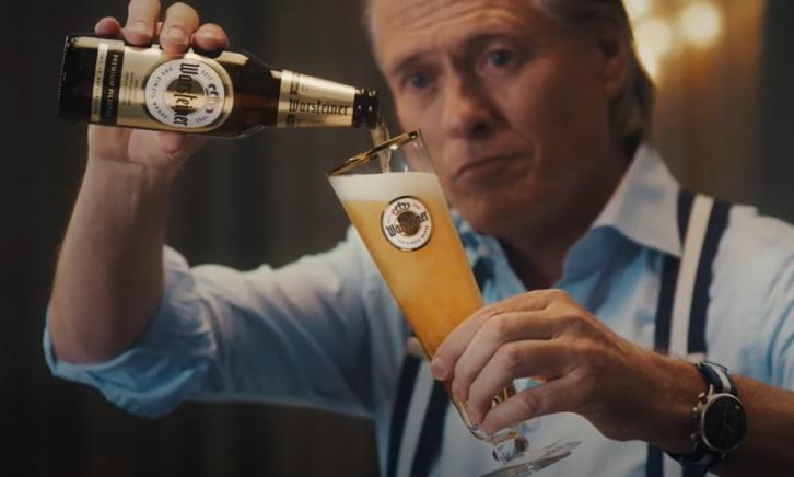 Jort Kelder met Warsteiner Jort Kelder schenkt geconcentreerd een flesje Warsteiner uit in het originele glas
