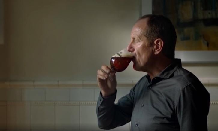 Meesterbrouwer Rob Habets drinkt Brand Dubbelbock Meesterbrouwer Rob Habets drinkt Brand Dubbelbock