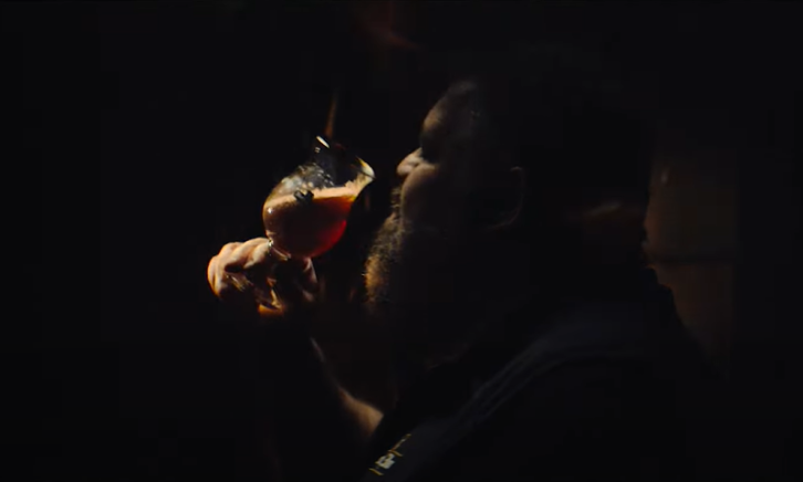 Brouwer proeft Hertog Jan Grand Prestige / Screenshot Youtube Brouwer proeft Hertog Jan Grand Prestige