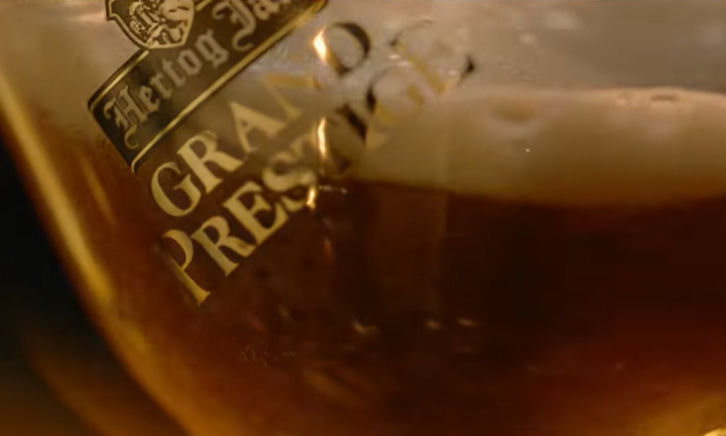 Grand Prestige ingeschonken / Screenshot Youtube Close-up van Grand Prestige glas terwijl het bier erin stroomt