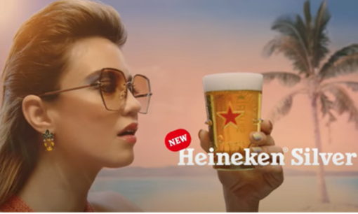 Dame met Heineken Silver in de hand