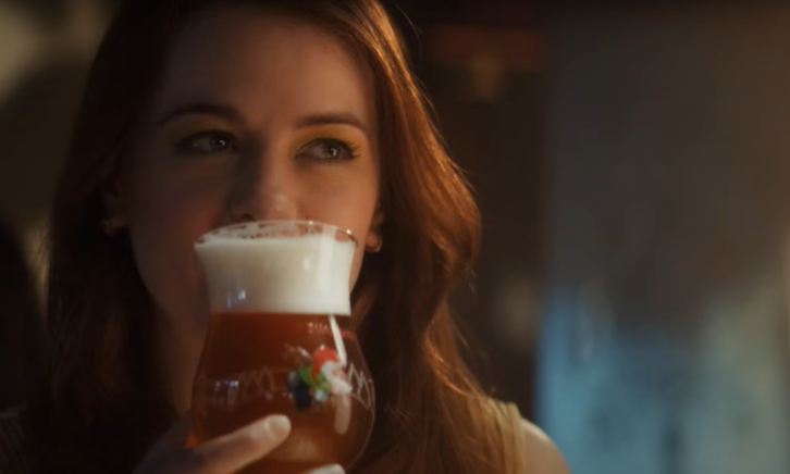 Dame drinkt chouffe bier Dame drinkt chouffe bier