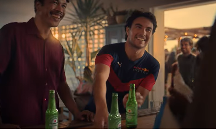 F1 Coureur Perez met Heineken bier