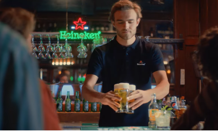 Barman serveert Heineken bier  Barman serveert Heineken bier