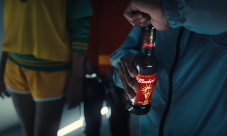 Openen van Budweiser WK flesje / Screenshot Youtube Openen van Budweiser WK flesje