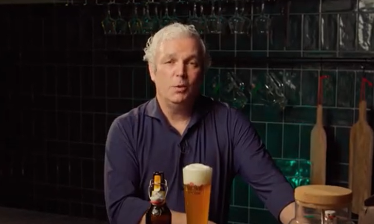 Grolsch brouwer Guy met Puur Weizen Grolsch brouwer Guy met Puur Weizen