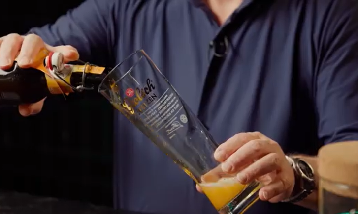Grolsch Puur Weizen schenkritueel Grolsch Puur Weizen schenkritueel