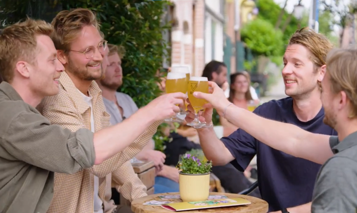 Proosten met bier van Gebrouwen door Vrouwen
