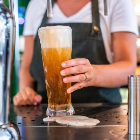 Koziol bierlgas wordt vol getapt met bier