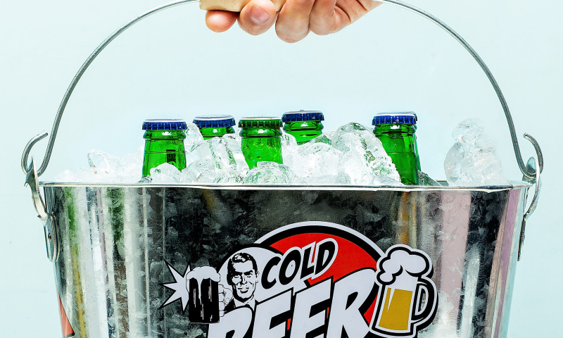 Bierkoelemmer met de tekst: Cold Beer Bierkoelemmer met de tekst: Cold Beer