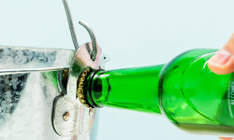 Bierkoelemmer met opener Bierkoelemmer met opener