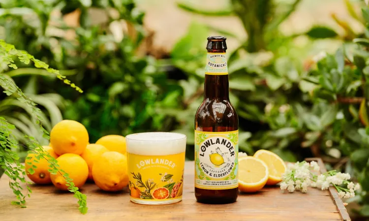 Lowlander Tumbler bierglas ingeschonken met Lemon & Elderflower