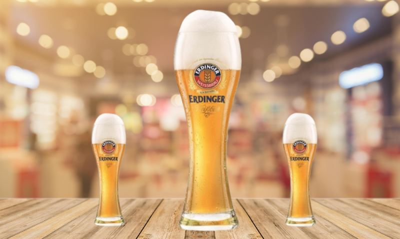Erdinger bierglas van drie liter met twee halveliterglazen ernaast Erdinger bierglas van drie liter met twee halveliterglazen ernaast