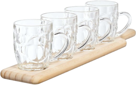 Lege bierpullen op een plank