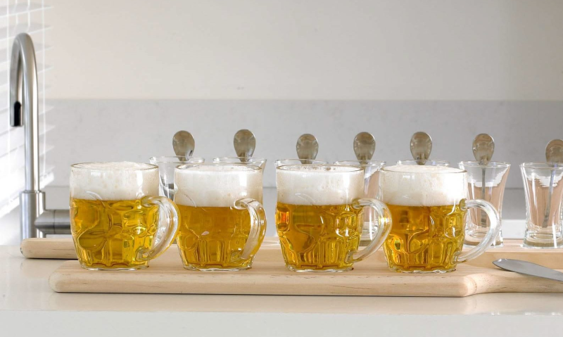 Gevulde bierpullen op een serveerplank in de keuken