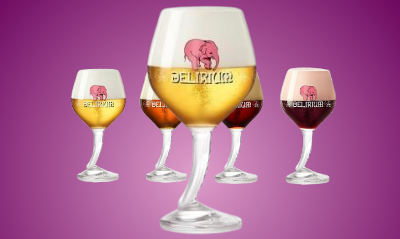 3 liter bierglas van Delirium met op de achtergrond normale maat bierglazen