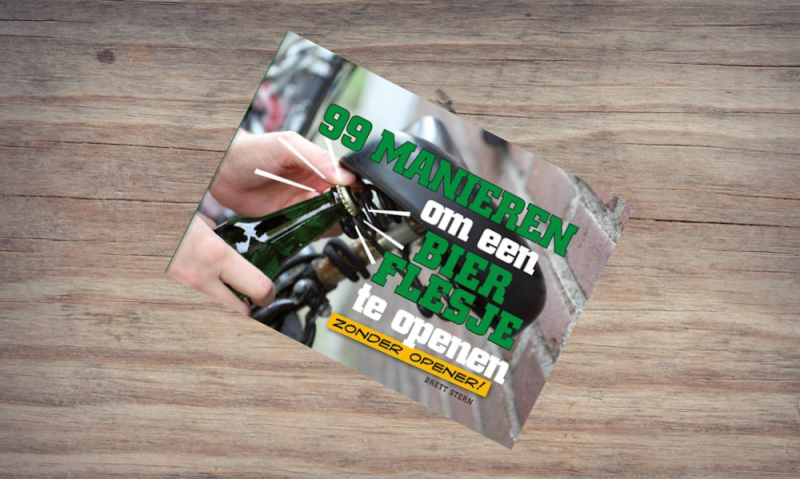 Boek over bier openen op tafel