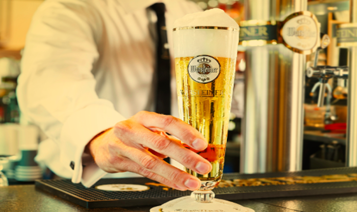 Warsteiner glas op voet