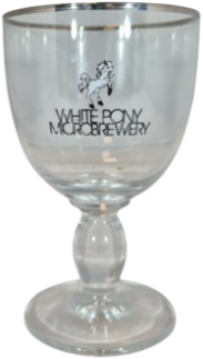 White Pony Microbrewery bierglas op voet
