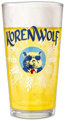 Korenwolf bierglas met blond bier, schuimkraag en blauw logo op een witte achtergrond.
