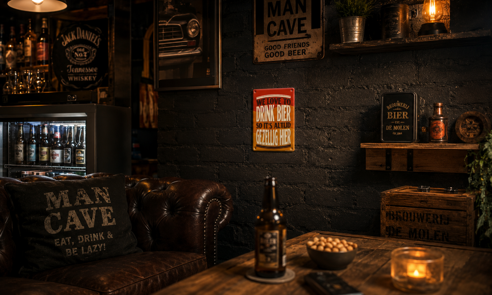 Metalen bierbord aan donkere bakstenen muur in sfeervolle mancave met leren bank, bierkoelkast en warm licht.