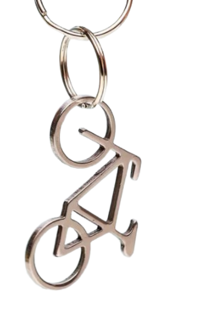 Zilverkleurige fietsvormige flesopener als sleutelhanger met metalen ringen op zwarte achtergrond.