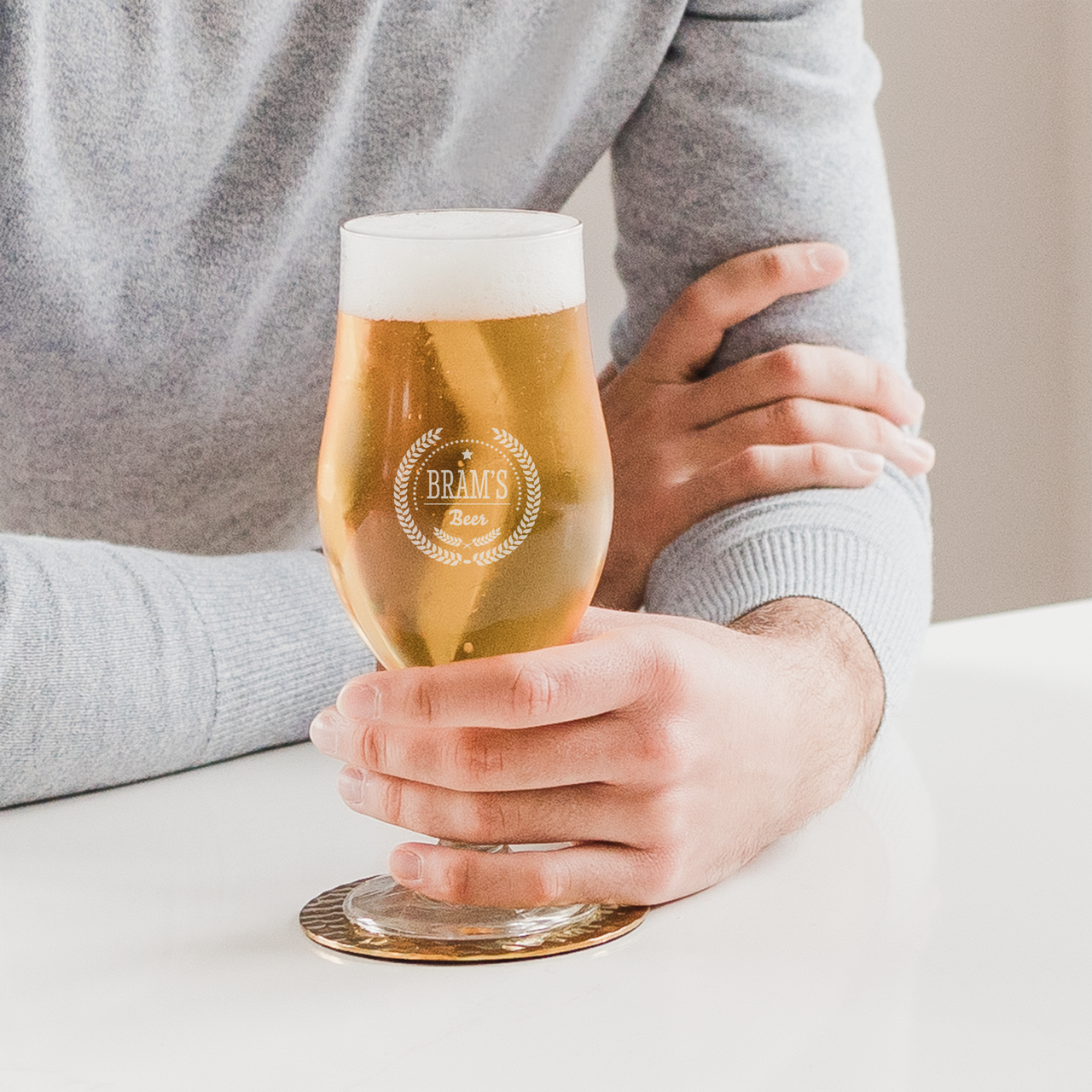 Bierglas op voet met gravure