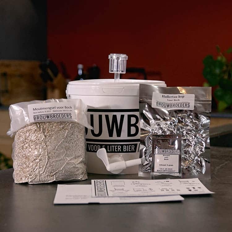 Inhoud van het Brouwbroeders bierbrouwpakket Bock: gistemmer, mout, hop, gist en handleiding