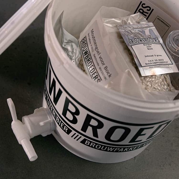 Gistemmer van het Brouwbroeders bierbrouwpakket Bock met de ingrediënten erin verpakt