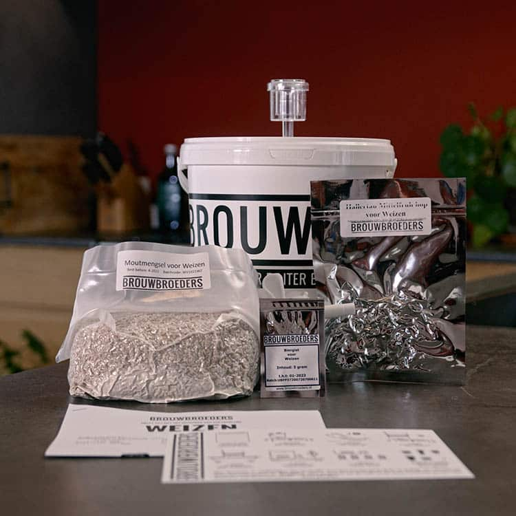 Brouwpakket met witte emmer, moutzak en ingrediënten voor Tripel op aanrecht