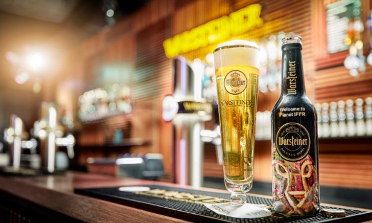 Warsteiner bierglas Op Voet en een biertje aan de bar
