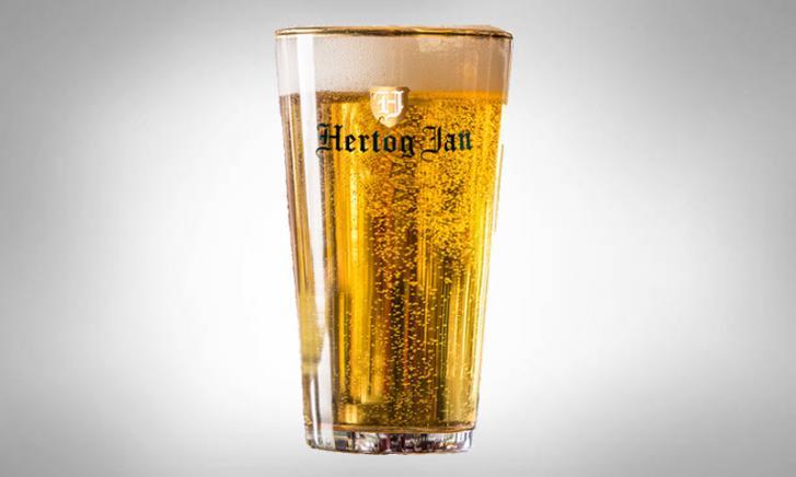 ik lees een boek twintig Opblazen Hertog Jan vaasje | bierglas uit Arcen | biernet.nl