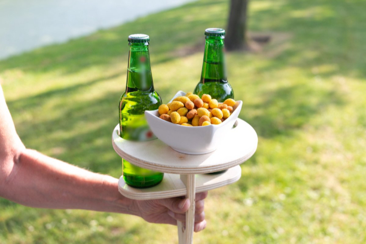 Bier bijzet tafel in de hand