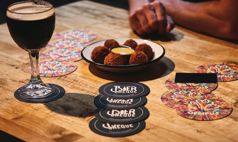 Biercheque met bitterballen en lekker bier