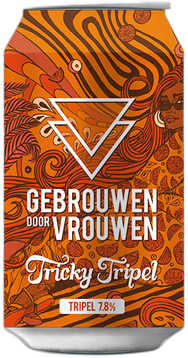 Een blik van Gebrouwen Door Vrouwen Tricky Tripel 330ML met kleurrijke oranje en gouden tinten, inclusief het logo van de brouwerij en de tekst 