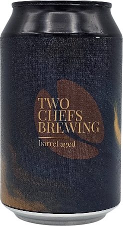 Blik Two Chefs Brewing met donker etiket en gouden tekst.