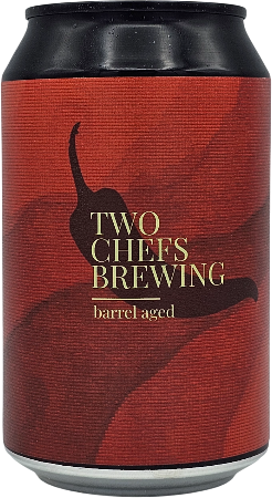 Blikje Two Chefs Brewing bier met rode label en chilipeper ontwerp.