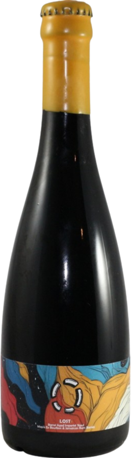 Een zwarte fles met gele was op de dop en een kleurrijk etiket met illustraties van LOST+ bier.