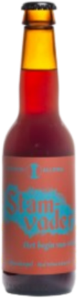 Een bruin bierflesje met rood etiket waarop 'Stamvader' staat.