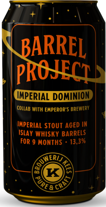 Een zwart bierblikje met oranje tekst en sterren, label zegt Barrel Project Imperial Dominion.