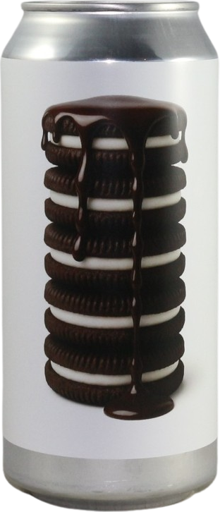 Blik met een stapel chocoladekoekjes met roomvulling en chocoladeglazuur.