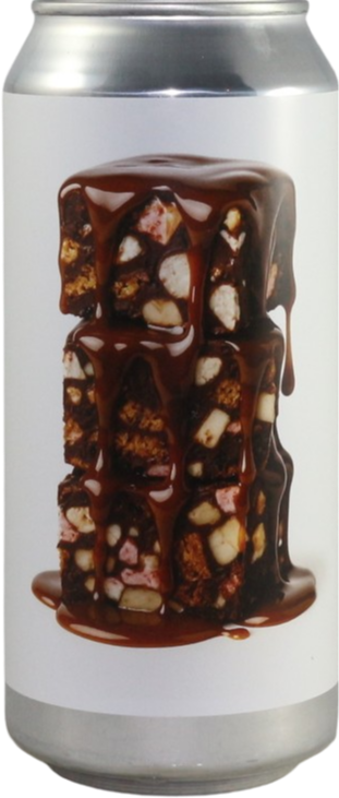 Close-up van een aluminium blik met een afbeelding van twee rocky road-blokken bedekt met gesmolten chocolade.